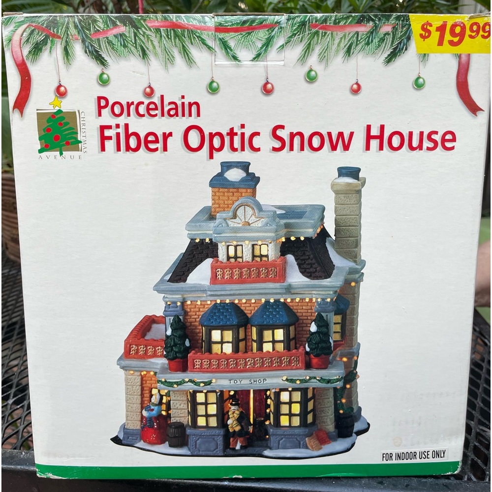 Christmas Avenue: Porcelain Fiber Optic Snow House